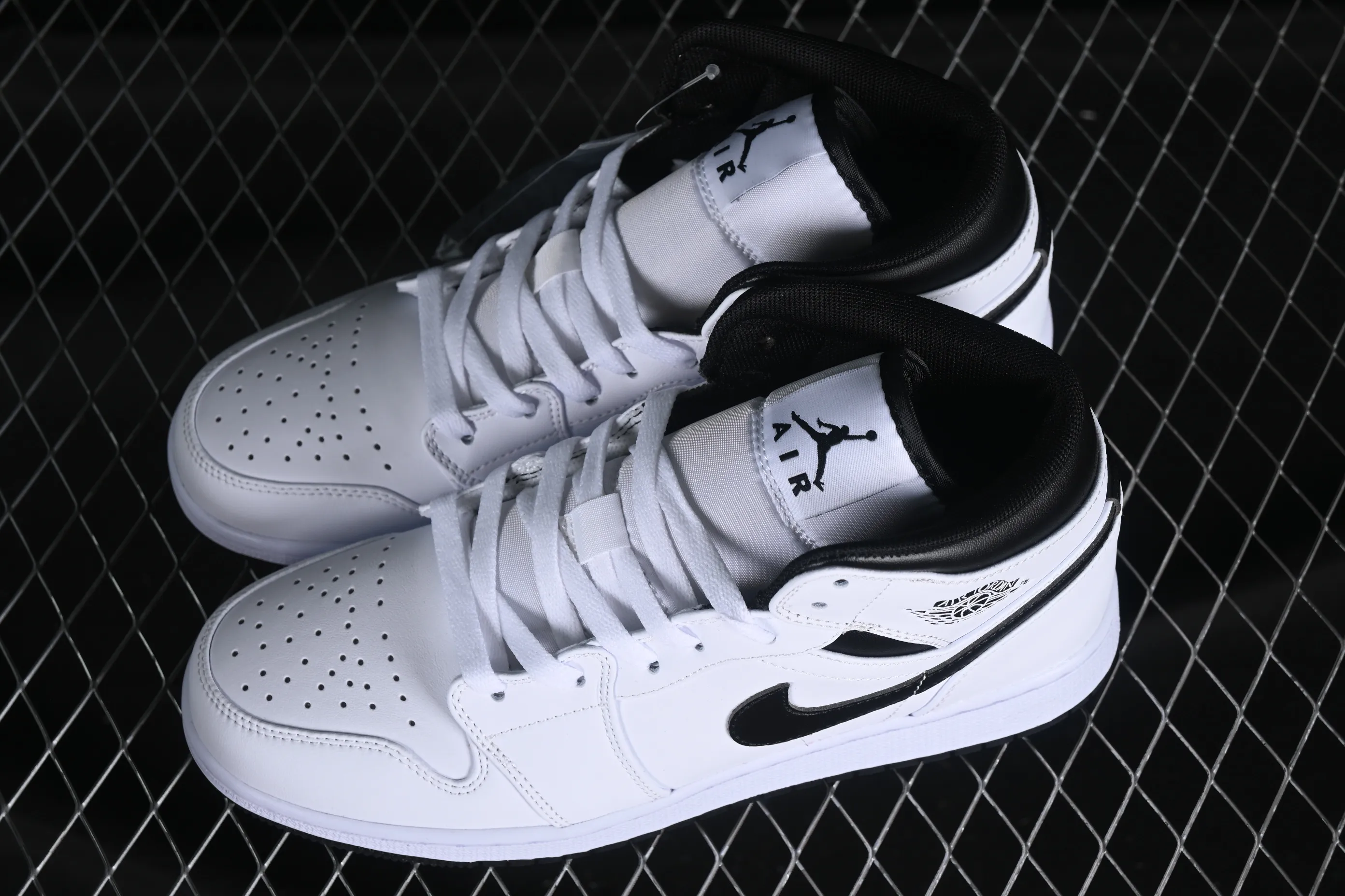 All categories Air Jordan Jordan series basketball shoes Air Jordan 1 Mid Air Jordan 1 Mid AJ1 Joe 1 classic white and black Chinese culture and leisure sneakers DQ8423-132
